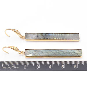 Boucle d'oreille en labradorite de forme rectangulaire, sertie d'argent, plaquée or 14 carats, 63-64 mm, bleu et gris, facettée - Product Image 3