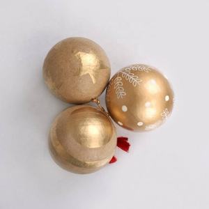 2019 Venta caliente bolas de Navidad pintadas a mano de color dorado adornos navideños decorativos ligeros - Product Image 1
