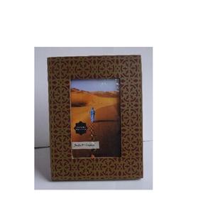 Cadre photo avec impression dorée sur fond rouge, avec d'autres impressions et couleurs disponibles dans toutes les tailles de photos - Product Image 5