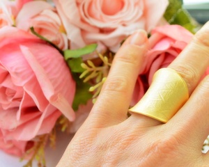 Anillo de Eternidad con Superficie Texturizada Curva, Chapado en Oro Rosa de 24K, con Circonita Corte Princesa, Estilo Vintage, Tema Religioso Cristiano - Product Image 3