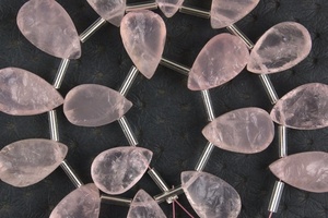 Piedra preciosa de cuarzo rosa natural en forma de pera con pulido en la parte posterior cruda y sin tratar hermosa piedra para hacer joyas rosas - Product Image 2