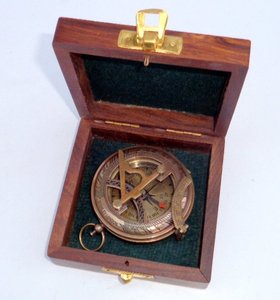 Brújula de bolsillo Sundial con caja de madera, brújula antigua en color marrón y diseño de Sol de tamaño pequeño - Product Image 1