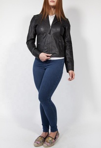 Veste en peau d'agneau noire à bout zippé pour femme Style motard authentique doux pour la sophistication quotidienne Produit fini - Product Image 6