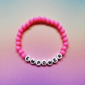   Pulsera Feminista Personalizada Hecha a Mano con la Inscripción 'Happiness' - Product Image 1