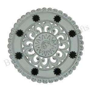 Panneau mural en bois MDF sculpté à la main de forme ronde antique pour la décoration murale de bureau à domicile décoratif exportateur indien de confiance - Product Image 1