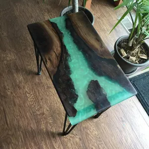 Mesa auxiliar de madera con diseño indio de resina epoxi con borde vivo