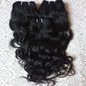 Extensions de cheveux humains alignés avec des cuticules vierges indiennes ondulées naturelles fabriquées à la main en Inde - Product Image 4