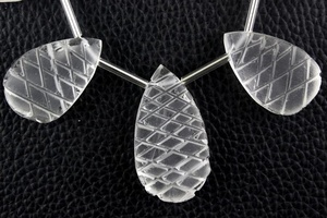 Piedra preciosa de cuarzo transparente natural al por mayor en forma de pera con el lado superior perforado fabricación de joyas de cristal blanco áspero para la curación - Product Image 3