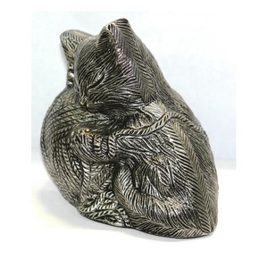 Chaton avec boule de laine antique chat dormant urne en aluminium pour cendres - Product Image 3