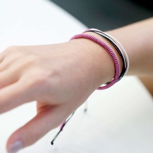   Conjunto de pulseras de hilo tejido morado Handmade Happiness para mujer - Product Image 1