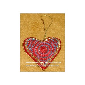 Adorno Navideño Colgante en Forma de Corazón, Color Rojo, Decoración Navideña, Bordado Zari Hecho a Mano y Fabricación con Cuentas - Product Image 1