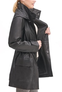 Veste en cuir finition dégradée pour femme à la texture robuste idéale pour les amateurs de grunge streetwear d'inspiration vintage - Product Image 4