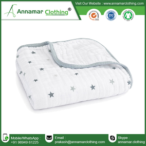 Couverture d'emmaillotage pour bébé en coton mousseline certifié GOTS |   Couverture d'emmaillotage personnalisée douce et respirante pour nouveau-né – Essentiels délicats pour bébé - Product Image 4