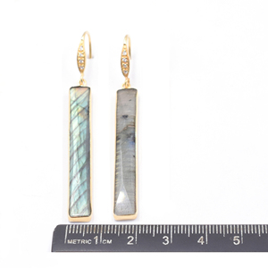 Boucle d'oreille en labradorite de forme rectangulaire, sertie d'argent, plaquée or 14 carats, 63-64 mm, bleu et gris, facettée - Product Image 4