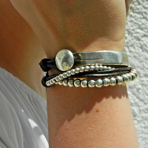 สร้อยข้อมือหนังคุณภาพสูง, สร้อยข้อมือแบบพันประดับลูกปัด - Product Image 1