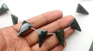 Perles de jaspe vert naturel de forme triangulaire facettée, pierres précieuses de qualité AAA certifiées par un tiers, pierres de bijoux scintillantes - Product Image 3