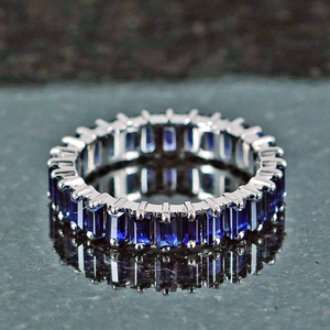 Bague éternelle en or blanc 14 carats avec saphir bleu naturel serti à griffes, bague empilable avec pierres précieuses, bijoux en gros - Product Image 6