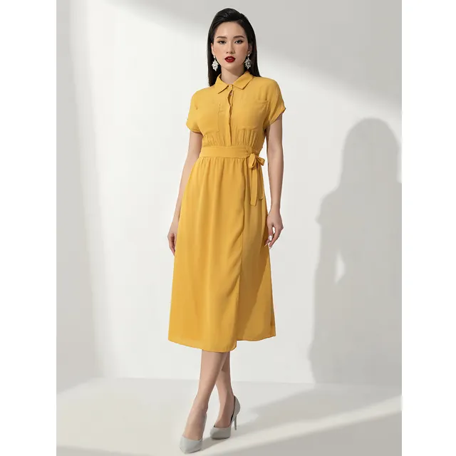 Желтое льняное платье-рубашка средней длины с запахом, поясом и карманами