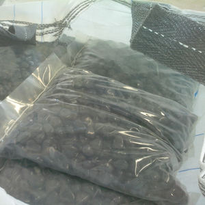 Cailloux et galets en pierre naturelle polie noire de haute qualité Prix compétitif par tonne disponible en Inde - Product Image 3