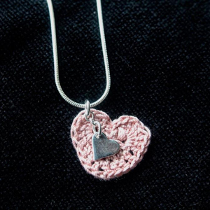   Collar de Corazón de Ganchillo de Algodón Hecho a Mano - Product Image 1