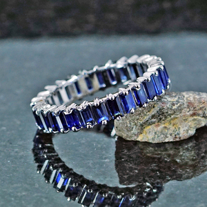 Bague éternelle en or blanc 14 carats avec saphir bleu naturel serti à griffes, bague empilable avec pierres précieuses, bijoux en gros - Product Image 1