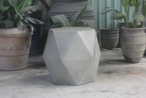 Table d'appoint de luxe moderne avec design géométrique en béton dessus résistant à l'eau pour le salon chambre à coucher mobilier d'extérieur polyvalent - Product Image 2