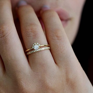 DUBAI Jewelry <span class=keywords><strong>Bague</strong></span> gravée pour <span class=keywords><strong>femme</strong></span> en CZ clair <span class=keywords><strong>avec</strong></span> motif géométrique et petite bande - Product Image 2