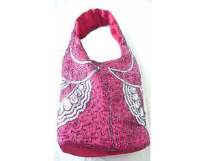 Bolsa bordada de cuentas para mujer hecha a mano con cierre de cremallera de lentejuelas pesadas y correa única para banquetes de invierno - Product Image 1