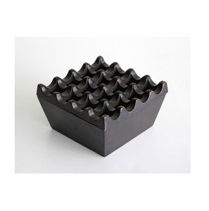 Cendrier en métal de forme ronde au design moderne avec finition dorée pour bureau à domicile ou bar d'hôtel comme décoration de bol ou accessoires - Product Image 3