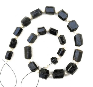 Gema Natural de turmalina negra sin tratamiento, piedra preciosa en forma irregular con perforaciones superiores para fabricación de joyas - Product Image 2