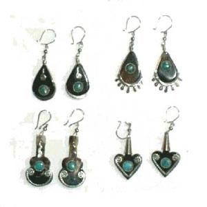 Pendientes colgantes de cuerno de vaca con piedras verdes y azules oscuras, joyería hecha a mano tribal peruana pequeña, accesorio de moda al por mayor - Product Image 1