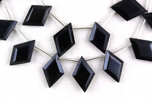 Facettes en forme de cerf-volant, Tourmaline noire naturelle, perles de Briolette, fabrication de bijoux faits à la main, beau brin - Product Image 2