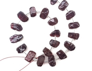 Gema granate roja Natural, forma irregular, pulido, Centro rugoso, perforada, fabricación de joyas, piedra, corte de estilo de colección - Product Image 1
