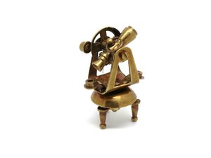 Ensemble de 5 miniatures nautiques en forme de porte-clés : télescope, théodolite, télégraphe, sextant, boussole steampunk - Product Image 6