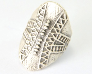 แหวนแฟชั่นสไตล์โบฮีเมียนสีเงินพร้อมวงรีขนาดใหญ่และดีไซน์วงกว้างทำจากโลหะผสม - Product Image 2