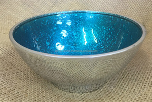 Tazón de aluminio hecho a mano con interior de esmalte azul vibrante para servir con estilo, exhibir de forma decorativa y decoración moderna para el hogar. - Product Image 2