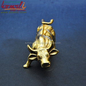 Figurine de coulée décorative de statue de taureau de Wall Street miniature dorée faite à la main, ornement de bureau unique, décor de maison et de bureau - Product Image 4