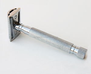 Prestige Razor 1510 Rasoir de sécurité noir à double tranchant avec poignée en laiton de couleur noire mate - Product Image 5