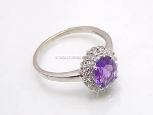 Anillo de Compromiso y Boda Clásico de Plata de Ley 925 con Gema de Cuarzo Amatista de 1.46ct para Mujer - Product Image 2