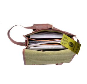 กระเป๋าหนังแท้ Lowell Designer Craft รุ่นคลาสสิกสำหรับผู้ชาย พร้อมตัวล็อคแบบ Hasp และสายสะพายที่ทนทาน - Product Image 3
