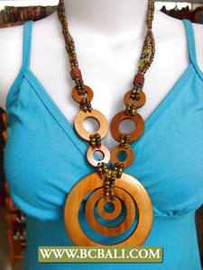 Femmes colliers en bois avec des perles à la main design tropical - Product Image 3