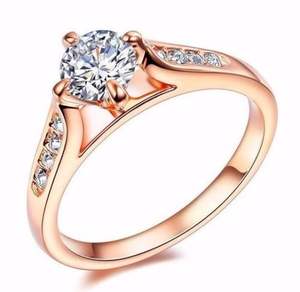 Anillo de Compromiso de Oro Rosa con Diamantes |   Anillo Solitario de Oro de 14K con Corte Redondo para Mujer, con Piedras Laterales, Diseño Elegante para Novia - Product Image 1