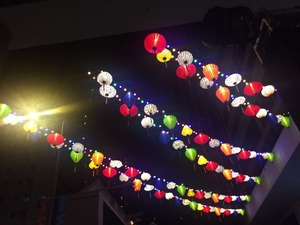 Farol Redondo de Seda para Restaurante Folclórico - Farol de Seda de Bambú Vietnam // Sra. Beatrix - Product Image 3