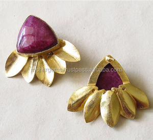 Trillion Shape Ruby-Color Quartz Stone Leaf Pendientes de tuerca chapados en oro para fiestas Bodas y compromisos - Product Image 1