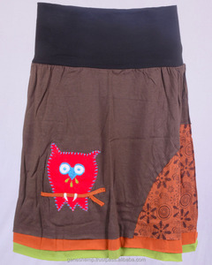 HHCS 110 B นกฮูกโครเชต์ที่สวยงามในร่ม Puce กับกระโปรงพิมพ์ลายดอกไม้ - Product Image 1