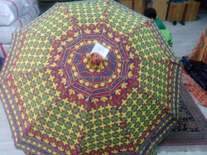 Fabricant direct de l'Inde parapluie pliant de poche en coton ethnique traditionnel impression de logo personnalisé pour les fêtes de mariage classique - Product Image 2