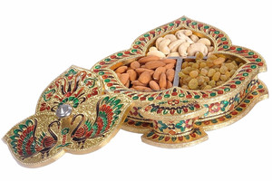 Boîte à chocolat/boîte à fruits secs décorative en forme de paon à 3 feuilles, design Meenakari, à bon prix - Product Image 3