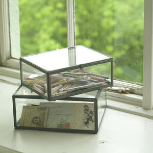 Caja rectangular de vidrio para joyas con marco de metal negro y asa de anillo para almacenamiento - Product Image 2