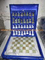 Échecs en marbre Onyx de qualité fine Figures sculptées Pierre naturelle Décoration de la maison Technique polie Modèle de style d'amour