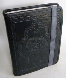 Diario de tamaño B5 de cuero negro Vintage hecho a mano con encuadernación térmica y cierre de correa elástica estilo antiguo de tapa dura - Product Image 1